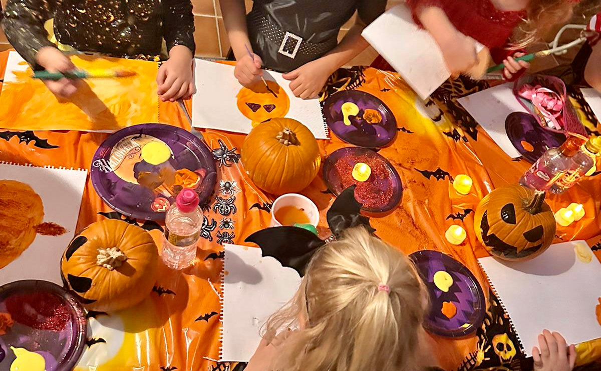 Kids sharing a Halloween experience at Colour Lab Estepona